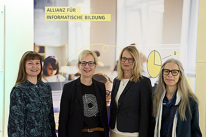 Elena Harwardt-Heinecke (Bereichsleitung Forschung und Qualitätsmanagement von Kinder forschen), GI-Präsidentin Christine Regitz, Beatrice Stübing (Bereichsleitung Kommunikation von Kinder forschen), Anne Lehmann (Referentin Online-Lernen von Kinder forschen) stehen nebeneinander und blicken lächelnd in die Kamera