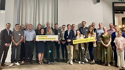Auf dem Bild sind die Gäst*innen des Berliner Abends für Informatikbildung zu sehen. 