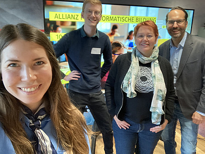 Auf dem Selfie sind von rechts Daniel Krupka, Prof. Dr. Ira Diethelm, Henri Schultz und Maja Denisova zu sehen