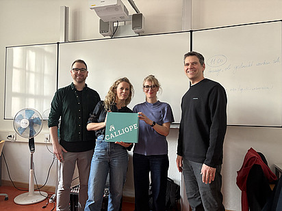 Auf dem Bild sind Richard Schwarz, Franka Futterlieb, Anna Lieckfeld und Joern Alraun in einer Schulklasse zu sehen